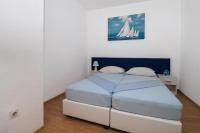 Posteľ alebo postele v izbe v ubytovaní Apartments Anita Tribunj