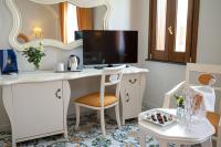 A television and/or entertainment centre at Villa Le Zagare Relais & SPA
