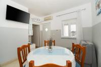 Televízia a/alebo spoločenská miestnosť v ubytovaní Apartments Anita Tribunj