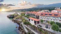 una vista aérea de un pueblo junto al agua en Miraolas, en Llanes