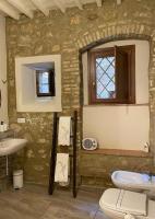 A bathroom at Pienzalettings