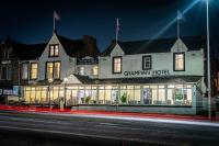 パースにあるGrampian Hotelの夜に正面に看板が掲げられた建物
