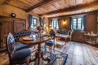 Posezení v ubytování RESORT KOVÁRNA - Frýdštejn - stylové ubytování, luxusní wellness, zážitková restaurace