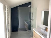 Een badkamer bij maison totalement r&eacute;nov&eacute;e 3 chambres au coeur du village