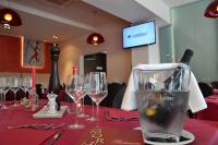 een tafel met wijnglazen op een rode tafelkleed bij Hotel Morena in Lido di Jesolo