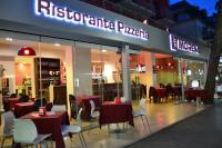 een restaurant met tafels en stoelen ervoor bij Hotel Morena in Lido di Jesolo