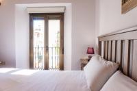A bed or beds in a room at Idyllic Townhouse in Marbella Old Town