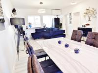Televízia a/alebo spoločenská miestnosť v ubytovaní Apartments CVITA Holiday