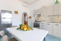 A kitchen or kitchenette at Casa la Perla