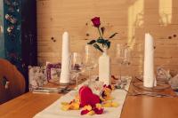 WalpertskirchenにあるLandhotel Hallnbergのキャンドルとワイングラスが置かれたテーブル