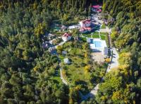 una vista aérea de una casa en un bosque en BAYKA - SPA resort, en Kosiv
