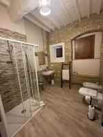 A bathroom at Pienzalettings