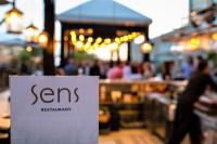 een bord voor een restaurant voor een winkel bij Hotel Mortagne in Boucherville