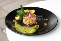 een zwarte plaat met eten op tafel bij Hotel Mortagne in Boucherville