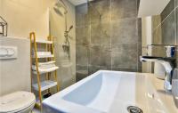 Kúpeľňa v ubytovaní Nice Home In Varazdin Breg With Sauna