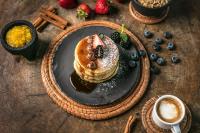 奥尔沃克斯岛Hotel Villas Flamingos的一小盘煎饼,包括水果和一杯咖啡