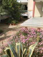 Vonkajšia záhrada v ubytovaní Akrata Rose Garden Apartments I