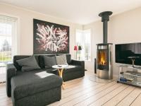 TV a/nebo společenská místnost v ubytování 10 person holiday home in Rødvig Stevns-By Traum
