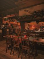 uma sala de jantar com uma mesa e cadeiras e uma lareira em Country Lodge Hotel Moriaanshoofd em Oudenaarde