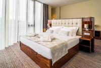 Łóżko lub łóżka w pokoju w obiekcie Admiral Hotel
