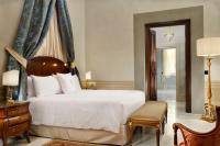 Palazzo Portinari Salviati Residenza D'Epocaにあるベッド