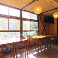 箱根Kappa Tengoku的餐厅里有桌椅和窗户。