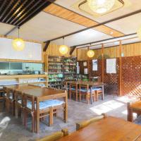 箱根Kappa Tengoku的配有木桌椅的餐厅