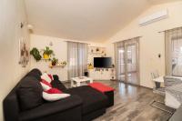 Televízia a/alebo spoločenská miestnosť v ubytovaní Apartments Anita Tribunj