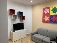 Televízia a/alebo spoločenská miestnosť v ubytovaní Terre d’Aci Apartments casa Peppe