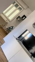 Televízia a/alebo spoločenská miestnosť v ubytovaní Terre d’Aci Apartments casa Peppe