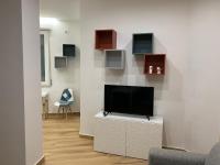 Televízia a/alebo spoločenská miestnosť v ubytovaní Terre d’Aci Apartments casa Peppe