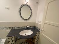 A bathroom at Giardino Eden Villa