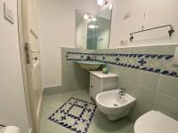 A bathroom at Giardino Eden Villa