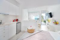 Kuchyňa alebo kuchynka v ubytovaní Bella View Mykonos Town Suites