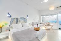 Posteľ alebo postele v izbe v ubytovaní Bella View Mykonos Town Suites