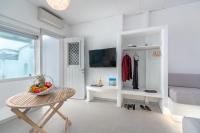 Televízia a/alebo spoločenská miestnosť v ubytovaní Bella View Mykonos Town Suites