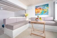 Posteľ alebo postele v izbe v ubytovaní Bella View Mykonos Town Suites