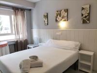 Postel nebo postele na pokoji v ubytování Hostal Albero by gaiarooms