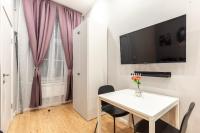 Televízia a/alebo spoločenská miestnosť v ubytovaní A57- Boutique Apartments, Best Location, by BQA