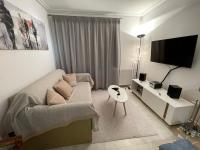 Televízia a/alebo spoločenská miestnosť v ubytovaní Kalimera Alimos Apartment