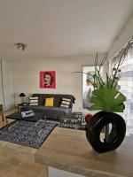 a living room with a couch and a table at Grand studio de 33m² à 300m des plages in Vallauris