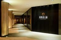 台北市にあるWonstar Hotelの壁に看板が掲げられた建物の廊下