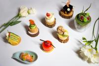 una mesa blanca con diferentes tipos de postres en InterContinental Hefei by IHG, en Hefei