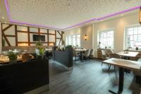 un ristorante con tavoli, sedie e finestre di Hotel Am Dalwigker Tor a Korbach