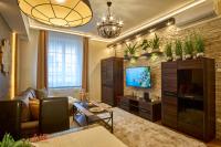 A television and/or entertainment centre at R7 Design Apartment - hostAID