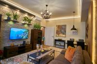 A television and/or entertainment centre at R7 Design Apartment - hostAID