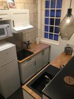 a kitchen with a sink and a counter top at Vieux Tours, Charmant T2 40m2, 4 pers, lumineux in Tours