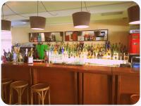 un bar con tante bottiglie sul muro di Hotel Aurora a Marina di Cecina