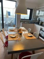 Kuchyň nebo kuchyňský kout v ubytování gran terrazza, vista oceano, confortevole, ampio, Wi-Fi