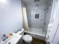 ein Badezimmer mit einer weißen Toilette und einem Waschbecken in der Unterkunft Town and Country Inn in Santa Barbara